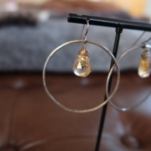 Faceted teardrops green/yellow stone&sterling silver front facing hoop earrings - Picture 4 of 16